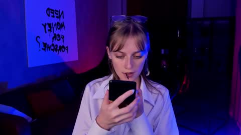 Kira online show from 09/17/25, 08:32