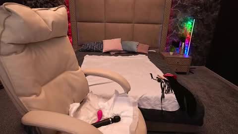 Kira online show from 02/26/25, 10:42