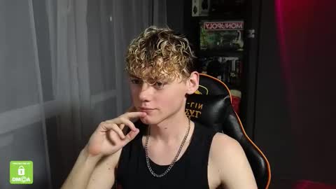 Snapshot of kirill_20_cm chatting on 10/24/25, 01:13 Kirill and Andrey online show from 10/24/25, 01:13