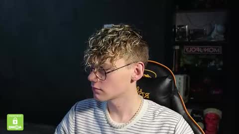 Snapshot of kirill_20_cm chatting on 11/28/25, 09:23 Kirill and Andrey online show from 11/28/25, 09:23