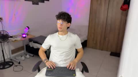 Snapshot of kisan_smith chatting on 11/14/25, 01:59 Kisan online show from 11/14/25, 01:59