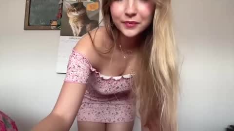 Snapshot of kittengirlxo chatting on 12/28/24, 05:02 kittengirlxo online show from 12/28/24, 05:02