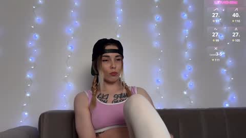 Snapshot of kittie_bear chatting on 12/04/24, 06:50 Veronica online show from 12/04/24, 06:50