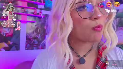 Snapshot of kitty_niki chatting on 06/12/26, 10:52 Nicol Gomez online show from 06/12/26, 10:52