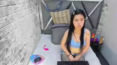 Snapshot of kitty_small69 chatting on 05/04/26, 02:35 kitty_small69 online show from 05/04/26, 02:35