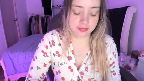 Snapshot of kittywantslove23 chatting on 10/08/25, 10:40 kittywantslove23 online show from 10/08/25, 10:40