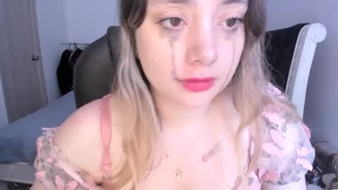 Snapshot of kittywantslove23 chatting on 10/19/25, 08:42 kittywantslove23 online show from 10/19/25, 08:42