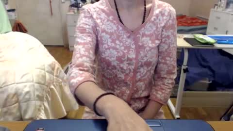 Snapshot of kiuminberry chatting on 11/02/25, 09:00 KiuminBerry online show from 11/02/25, 09:00