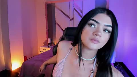 Snapshot of kiwi_lov23 chatting on 11/19/25, 11:43 Kiwi online show from 11/19/25, 11:43