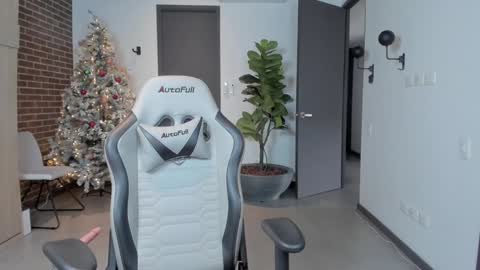 Snapshot of kleogold_1 chatting on 12/27/24, 02:12 Christina online show from 12/27/24, 02:12