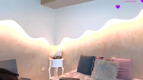 K L O E online show from 10/23/25, 12:15