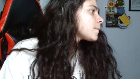 Snapshot of koranikky08 chatting on 12/13/24, 04:00 Karoll online show from 12/13/24, 04:00