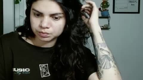 Snapshot of koranikky08 chatting on 09/20/25, 02:12 Karoll online show from 09/20/25, 02:12