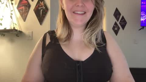 Snapshot of kristicutiez chatting on 02/18/25, 04:16 Kristi 3 online show from 02/18/25, 04:16