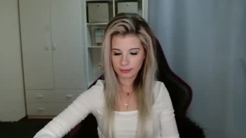 KristineAmore online show from 11/06/25, 07:48