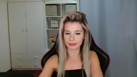 KristineAmore online show from 11/25/25, 07:36