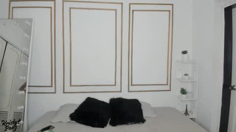 Cristina online show from 12/14/25, 03:50