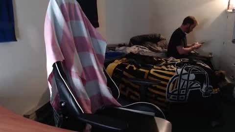 Snapshot of kuggy570 chatting on 11/17/25, 10:15 Kuggy online show from 11/17/25, 10:15