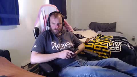 Snapshot of kuggy570 chatting on 12/18/25, 02:56 Kuggy online show from 12/18/25, 02:56