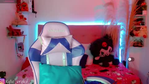 k ylie online show from 10/31/25, 09:16