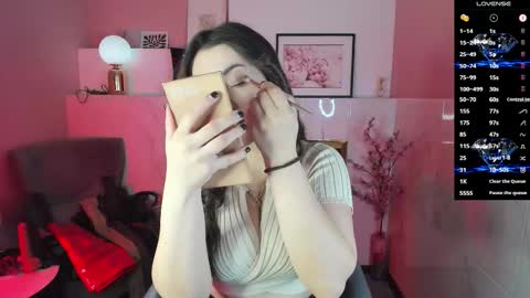 Snapshot of kylie_mellow chatting on 10/17/25, 05:43 Kylie online show from 10/17/25, 05:43