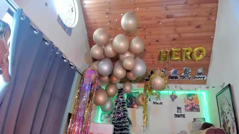 Snapshot of kyliekandy chatting on 12/08/24, 10:03 online show from 12/08/24, 10:03