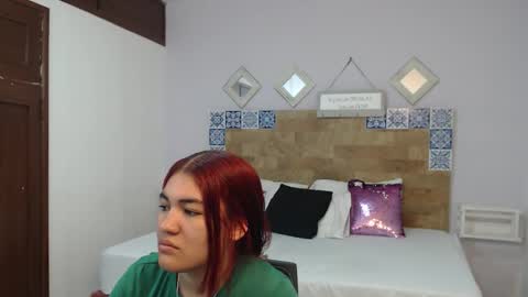 Snapshot of kyliiebaker chatting on 12/17/25, 10:54 Kylie online show from 12/17/25, 10:54