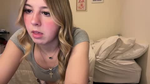 kynziee18 online show from 12/18/24, 01:05
