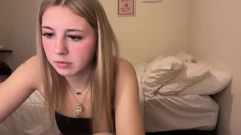 kynziee18 online show from 12/28/24, 01:08