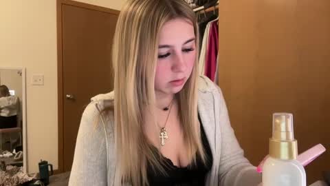 kynziee18 online show from 01/09/25, 01:08
