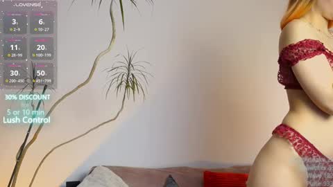 Snapshot of l1ttle_kiki chatting on 03/05/25, 03:18 Viktoria White online show from 03/05/25, 03:18