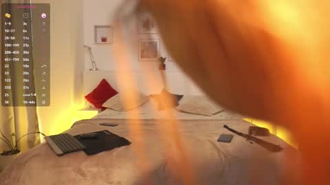 Snapshot of l1ttle_kiki chatting on 10/13/25, 02:28 Viktoria White online show from 10/13/25, 02:28