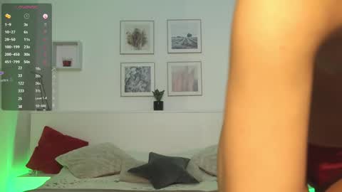 Snapshot of l1ttle_kiki chatting on 10/18/25, 02:18 Viktoria White online show from 10/18/25, 02:18