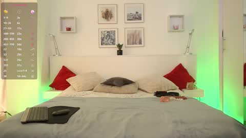 Snapshot of l1ttle_kiki chatting on 10/19/25, 02:07 Viktoria White online show from 10/19/25, 02:07