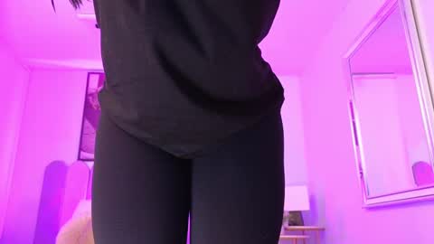 Snapshot of laady_brownn chatting on 02/19/25, 11:28 Cris online show from 02/19/25, 11:28