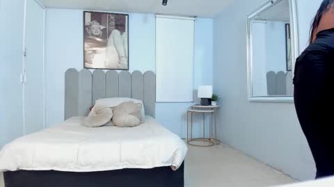 Snapshot of laady_brownn chatting on 02/21/25, 12:06 Cris online show from 02/21/25, 12:06