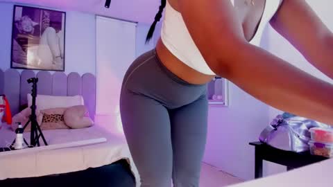 Snapshot of laady_brownn chatting on 02/24/25, 11:32 Cris online show from 02/24/25, 11:32