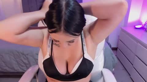 Snapshot of laara_croft chatting on 04/23/26, 08:00 L A R A online show from 04/23/26, 08:00