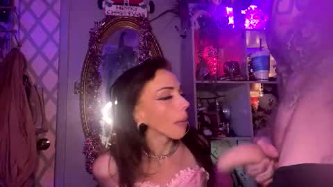 Snapshot of lacilore chatting on 12/15/25, 03:00 Laci online show from 12/15/25, 03:00