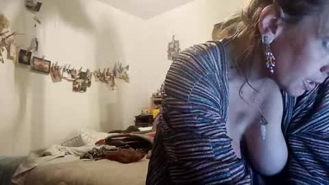 Snapshot of lacybell chatting on 12/18/25, 01:55 lacybell online show from 12/18/25, 01:55