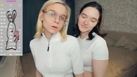 Violet and Isabel online show from 05/05/26, 07:22