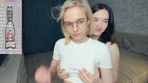 Violet and Isabel online show from 05/10/26, 07:19