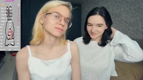 Violet and Isabel online show from 05/11/26, 07:00