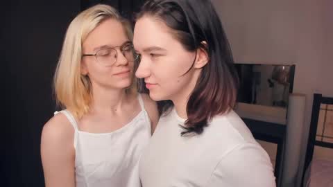 Violet and Isabel online show from 05/12/26, 07:11
