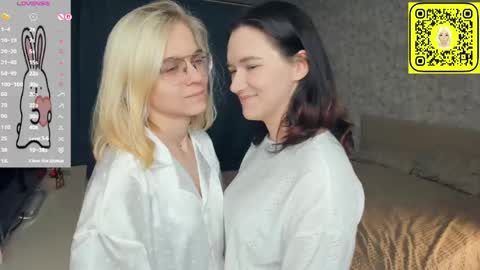 Violet and Isabel online show from 05/29/26, 07:23