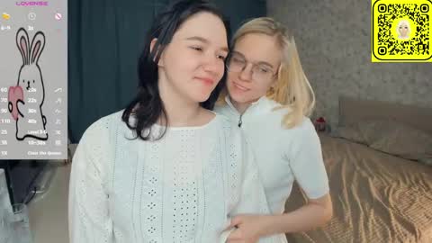 Violet and Isabel online show from 05/30/26, 07:22