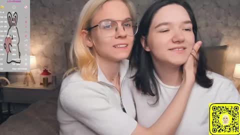 Violet and Isabel online show from 06/02/26, 07:16