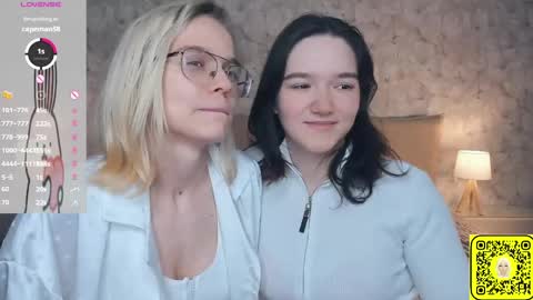 Violet and Isabel online show from 06/03/26, 07:19