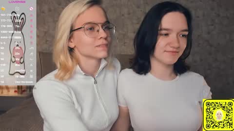 Violet and Isabel online show from 06/06/26, 07:18