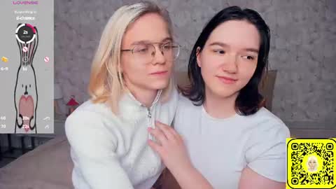 Violet and Isabel online show from 06/09/26, 07:25